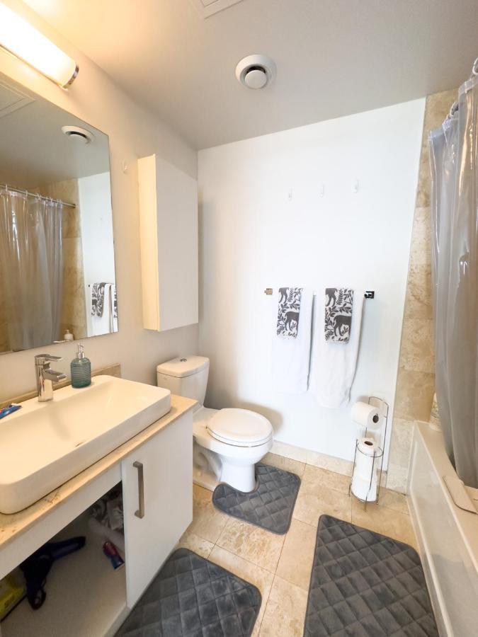 Luxury 2 Bedrooms With Lakeview Cn Tower Entertainment District Rogers Centre Toronto Esterno foto